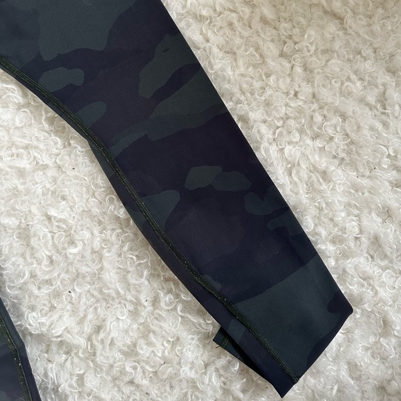 ALO YOGA High Waist Vapor Legging in Hunter Camouflage - Picture 7 of 8